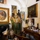 ...e soprattutto in numerose statue. Una � ad altezza naturale, lavorata su un tronco in legno e risale al Cinquecento